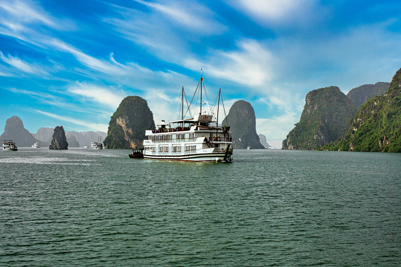 Overnight cruise Boat in Bai Tu Long Bay - Capture the sustainable charm of Bai Tu Long’s ecotourism